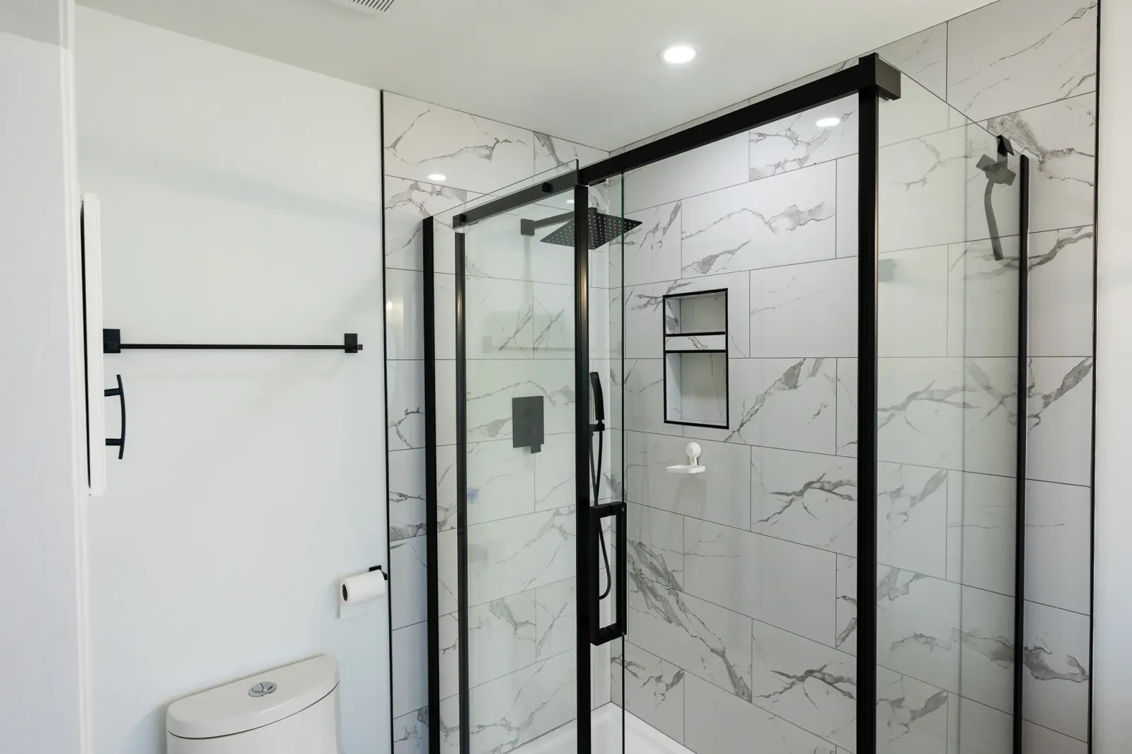 Shower Niche or Shower Ledge? Here’s What’s Better for Your Bathroom Reno